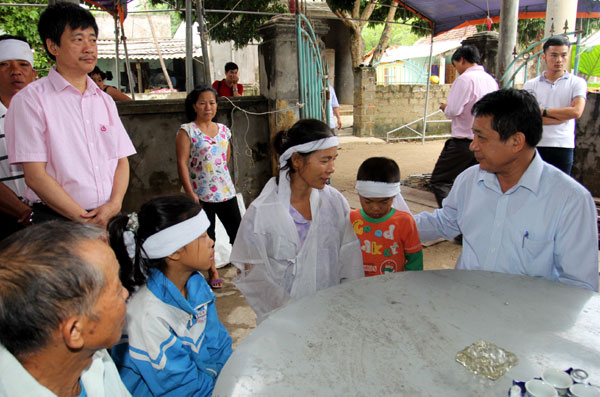 Đoàn công tác đã tới thăm hỏi, chia buồn với gia đình chị Nguyễn Thị Tuyết ở  phường Quảng Thuận, thị xã Ba Đồn (Quảng Bình) có chồng và con gái 18 tuổi bị nước lũ cuốn trôi. Tại đây, Đoàn cũng đã hỗ trợ cho gia đình 6 triệu đồng