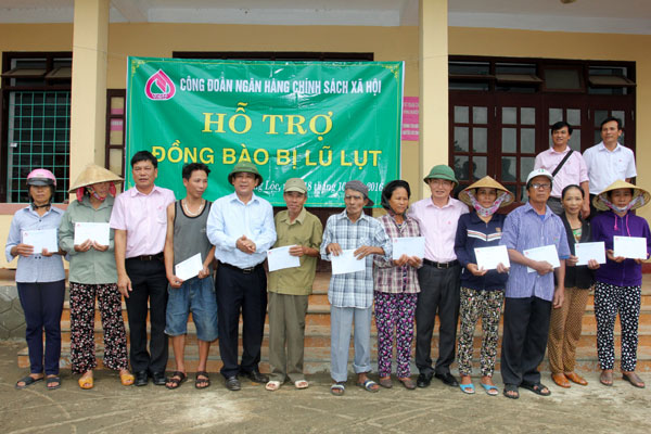 Đoàn công tác của NHCSXH trao quà hỗ trợ tới bà con vùng lũ xã Quảng Lộc, thị xã Ba Đồn (Quảng Bình)