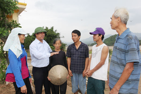 Phó Tổng Giám đốc Nguyễn Văn Lý thăm hỏi, động viên các hộ gia đình bị thiệt hại do mưa lũ trên địa bàn xã Châu Hóa, huyện Tuyên Hóa (Quảng Bình)