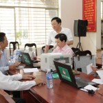 Đến Điểm giao dịch của NHCSXH tại xã Hoà Nhơn, Tổng Giám đốc Dương Quyết Thắng (người đứng) đã động viên, thăm hỏi các cán bộ Phòng giao dịch NHCSXH huyện Hoà Vang và bà con vay vốn trong xã