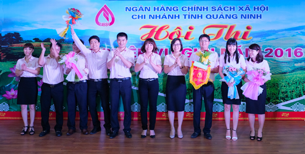 Ban Tổ chức đã trao giải Nhất tập thể NHCSXH huyện Hải Hà