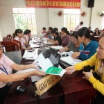 Hộ nghèo làm thủ tục nhận vốn vay tại Điểm giao dịch xã của NHCSXH tỉnh Khánh Hòa