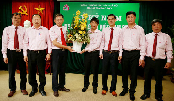 Đại diện các Ban CMNV chúc mừng Trung tâm Đào tạo nhân ngày Nhà giáo Việt Nam