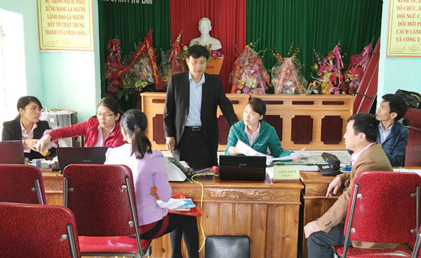 Đến Điểm giao dịch của NHCSXH tại xã Phú Lâm, Phó Tổng Giám đốc Bùi Quang Vinh đã động viên các cán bộ NHCSXH huyện Tĩnh Gia và hỏi thăm việc bà con vay vốn