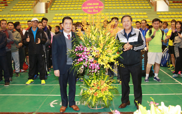 Phó Chủ tịch thường trực Công đoàn Ngân hàng Việt Nam Nguyễn Văn Tân tặng hoa chúc mừng Công đoàn NHCSXH