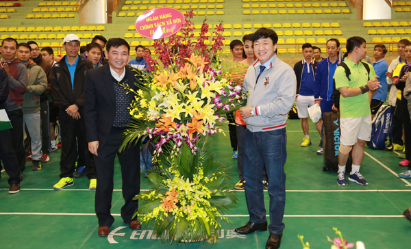 Tổng Giám đốc NHCSXH Dương Quyết Thắng chúc mừng các đơn vị tham gia buổi giao lưu thể thao