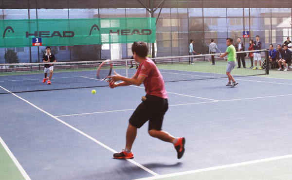 Các vận động viên tham gia tranh tài ở môn thi Tennis