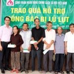 Đoàn công tác của NHCSXH trao quà hỗ trợ tới bà con vùng lũ tại thị trấn Cam Lộ (Quảng Trị)