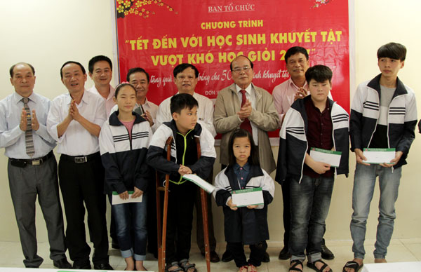 Những món quà ý nghĩa của cán bộ, viên chức và người lao động NHCSXH đã được trao cho các em học sinh khuyết tật tại tỉnh Nghệ An