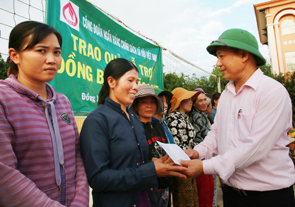 Phó Tổng Giám đốc Nguyễn Văn Lý thăm hỏi, động viên các hộ gia đình bị thiệt hại do mưa lũ trên địa bàn huyện Đồng Xuân (Phú Yên)