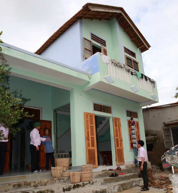 Đoàn công tác của NHCSXH kiểm tra tình hình thực tế căn nhà tránh lũ của gia đình ông Nguyễn Thành Hoàng ở xã An Dân, huyện Tuy An