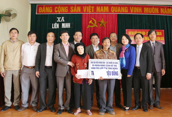 Tại Hà Tĩnh, Đoàn công tác đã tổ chức trao tiền hỗ trợ xây nhà tình nghĩa cho Mẹ Việt Nam Anh hùng Đinh Thị Quế và gia đình thương binh Nguyễn Hữu Bình