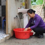 Gia đình chị Hà Thị Nóp ở xóm Nà Sò vay vốn xây dựng dẫn đường nước sạch về dùng và xây dựng được khu vệ sinh khép kín