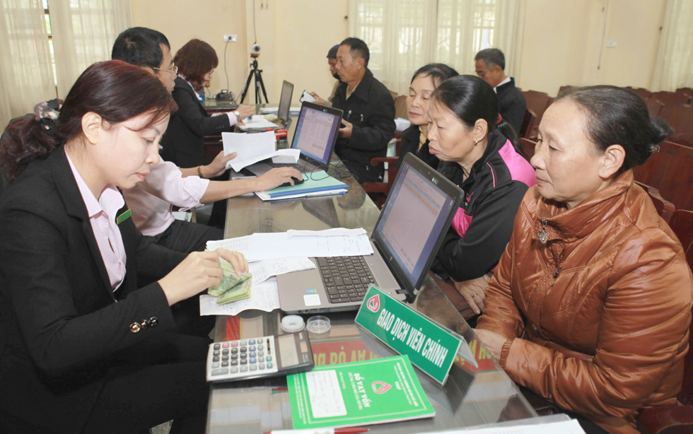 Cán bộ NHCSXH huyện Vũ Thư đang tất bật giải ngân vốn vay ưu đãi cho bà con xã Tân Hòa để bà con còn kịp lo vụ mùa mới