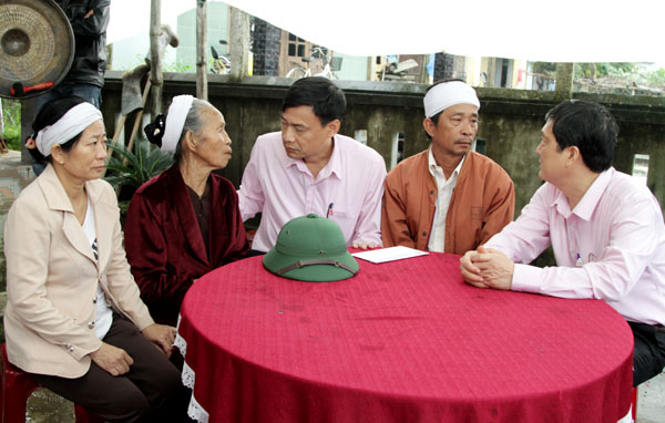 Đoàn công tác đã thăm hỏi gia đình 2 em Nguyễn Văn Tạo và Võ Quốc Trọng ở thôn Đại An, xã Đại Nghĩa, huyện Đại Lộc bị lũ cuốn trôi