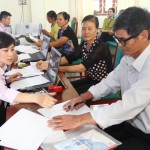 Tại Điểm giao dịch xã Hồng Phong, các cán bộ NHCSXH huyện Nam Sách đang hướng dẫn bà con hoàn tất các thủ tục vay vốn