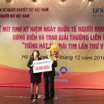 Phó Chủ tịch Công đoàn NHCSXH Đỗ Thị Huê (trái) trao quà cho đại diện Hội người mù Việt Nam