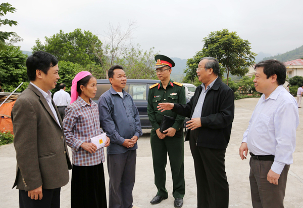 Đoàn công tác thăm hỏi, trao quà hỗ trợ cho gia đình thương binh Nguyễn Sinh Ngôn, tại thôn Na Sàng, xã Bạch Đích, huyện Yên Minh (Hà Giang)