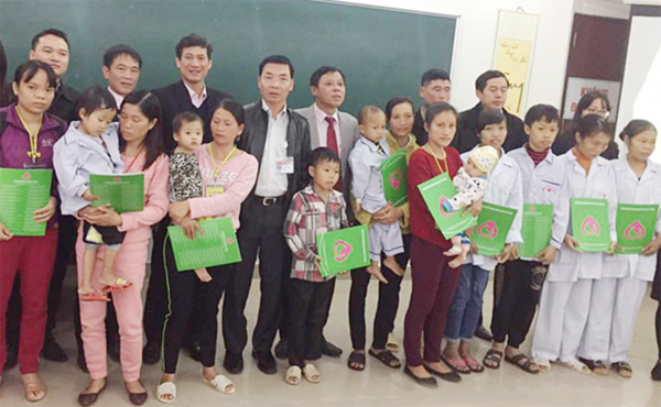Các bệnh nhân mắc bệnh hiểm nghèo nhận quả từ Công đoàn NHCSXH TP Hà Nội