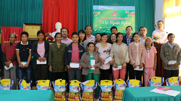 Hộ nghèo trên địa bàn huyện Nam Đông, huyện Phú Vang và TX Hương Trà nhận quà Tết từ Công đoàn cơ sở NHCSXH tỉnh Thừa Thiên - Huế