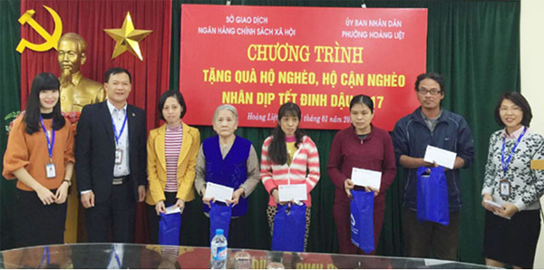 Công đoàn cơ sở và Đoàn Thanh niên Sở Giao dịch NHCSXH tặng 21 suất quà cho hộ nghèo, hộ cận nghèo trên địa bàn phường Hoàng Liệt, quận Hoàng Mai, TP Hà Nội