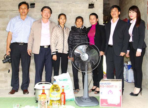 Chi nhánh NHCSXH tỉnh Quảng Bình tặng quà cho gia đình em Nguyễn Thị Liên