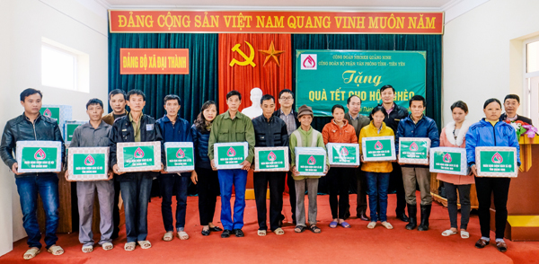 Công đoàn cơ sở NHCSXH tỉnh Quảng Ninh trao tặng 40 suất quà Tết cho hộ nghèo, gia đình có hoàn cảnh khó khăn trên địa bàn xã Đại Thành, huyện Tiên Yên