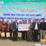 Phó Thống đốc NHNN Đào Minh Tú cùng Đoàn công tác trao qua cho các hộ nghèo, gia đình chính sách tại xã Tòng Sành, huyện Bát Xát (Lào Cai)