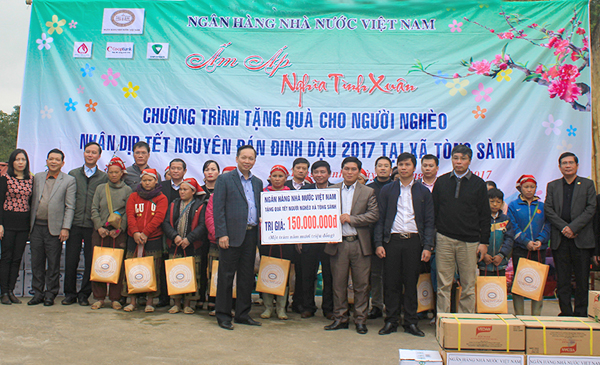 Phó Thống đốc NHNN Đào Minh Tú cùng Đoàn công tác trao qua cho các hộ nghèo, gia đình chính sách tại xã Tòng Sành, huyện Bát Xát (Lào Cai)