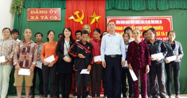 Hộ nghèo và gia đình chính sách, thương binh liệt sỹ tại xã Tà Cạ, huyện Kỳ Sơn xúc động nhận quà Tết từ Công đoàn cơ sở NHCSXH tỉnh Nghệ An