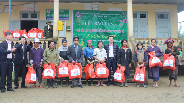 Công đoàn cơ sở NHCSXH tỉnh Quảng Bình tổ chức gói bánh chưng và tặng quà Tết cho hộ đồng bào DTTS của xã Tân Trạch, huyện Bố Trạch
