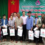NHCSXH trao quà Tết cho hộ nghèo xã Phổ Khánh, huyện Phổ Đức (Quảng Ngãi)