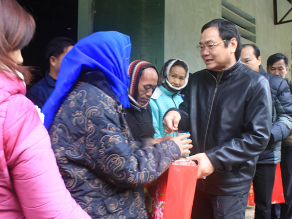 Hộ nghèo và gia đình chính sách ở thôn Hả Chế, xã Sùng Trà, huyện Mèo Vạc (Hà Giang) nhận quà Tết từ NHCSXH