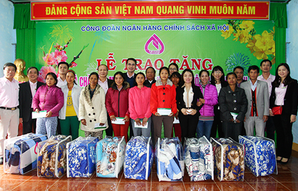 Hộ nghèo và gia đình chính sách xã Hồng Trung, Hồng Vân thuộc huyện A Lưới (Thừa Thiên - Huế) vui mừng phấn khởi nhận quà Tết từ NHCSXH
