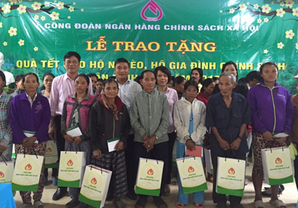 NHCSXH mang Tết sớm đến với đồng bào dân tộc thiểu số huyện Khánh Sơn (Khánh Hòa)