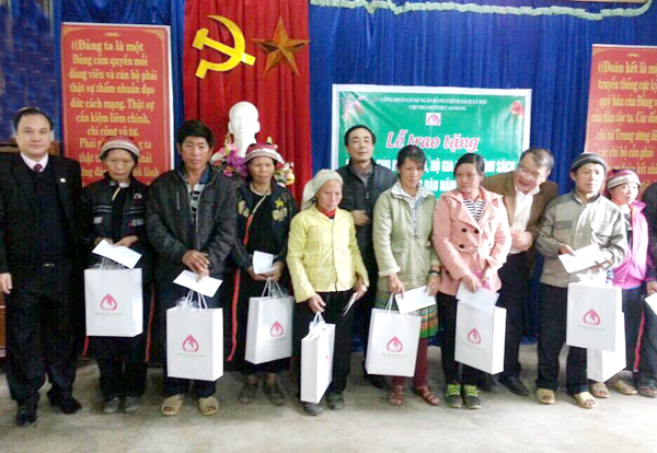 Công đoàn cơ sở NHCSXH tỉnh Cao Bằng trao quà Tết cho hộ nghèo tại các xã Cốc Pàng (huyện Bảo Lạc) và xã Lý Bôn, xã Vĩnh Phong (huyện Bảo Lâm)