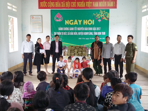 Công đoàn cơ sở NHCSXH tỉnh Hà Tĩnh tổ chức “Ngày hội bánh chưng xanh” tại thôn Tu Rét, xã Đăk Nên, huyện Konplông của xã và thăm, chúc Tết Nguyên đán đối với các gia đình chính sách, gia đình có công với cách mạng và hộ nghèo trên địa bàn xã