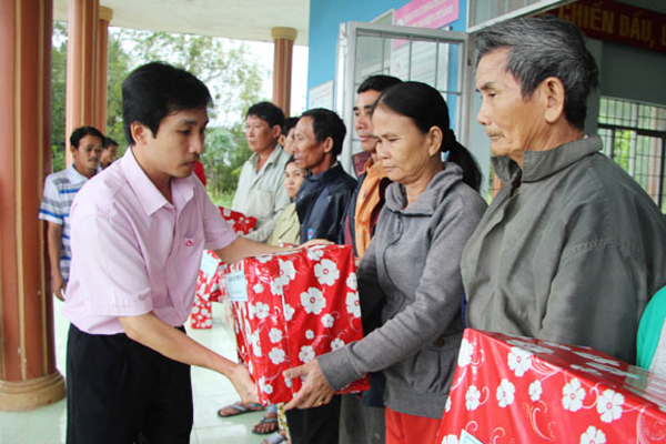 Công đoàn cơ sở NHCSXH tỉnh Phú Yên đến thăm hỏi, động viên và trao 80 suất quà Tết cho người nghèo, gia đình khó khăn ở xã Xuân Quang 1, huyện Đồng Xuân