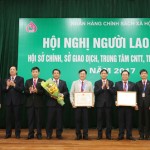 Tập thể NHCSXH và cá nhân đồng chí Dương Quyết Thắng -Tổng Giám đốc NHCSXH nhận Bằng khen của Thống đốc NHNN đã có thành tích xuất sắc trong công tác phòng chống tham nhũng ngành Ngân hàng