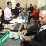 Ông Đặng Quý Toàn đang làm thủ tục gửi tiền tiết kiệm tại Điểm giao dịch của NHCSXH tại xã Tân Hòa, huyện Vũ Thư