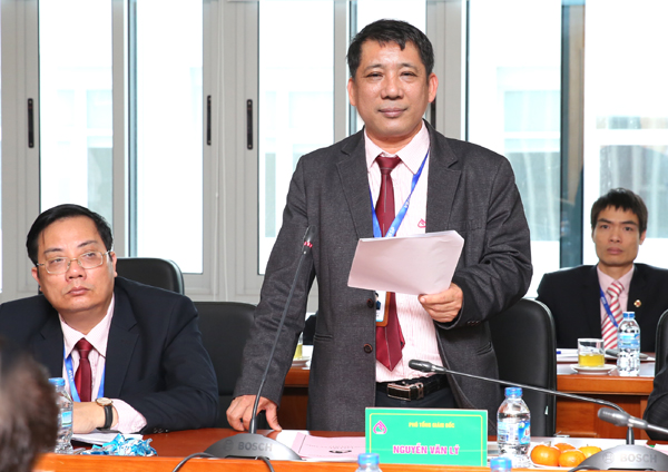 Phó Tổng Giám đốc NHCSXH Nguyễn Văn Lý báo cáo kết quả thực hiện dịch vụ ủy thác cho vay hộ nghèo và các đối tượng chính sách