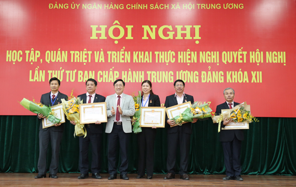 Đồng chí Dương Quyết Thắng trao huy hiệu 30 năm tuổi Đảng cho các Đảng viên