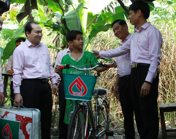 Biết được hoàn cảnh éo le của em Nguyễn Huỳnh Nhân, Phó Tổng Giám đốc NHCSXH Nguyễn Mạnh Tú đã đến nhà thăm hỏi, tặng quà và nhận là Lá lành giúp đỡ em