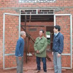 Cán bộ giảm nghèo xã Cư Ni và Ban tự quản buôn Ea Păl thăm hỏi tiến độ xây dựng nhà của gia đình ông Y Đring Niê