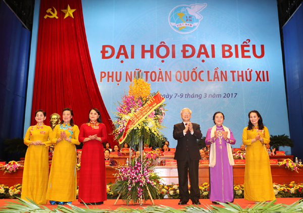 Tổng Bí thư Nguyễn Phú Trọng tặng hoa chúc mừng