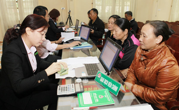 Chị em phụ nữ nhận vốn vay ưu đãi tại Điểm giao dịch xã Ảnh: Trần Việt - TTXVN