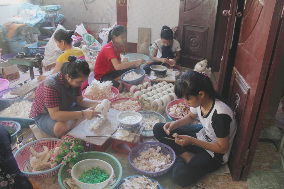 Vay được vốn, gia đình chị Nguyễn Thị Nga ở TX Sầm Sơn phát triển nghề sản xuất ốc mỹ nghệ, tạo việc làm cho 20 lao động tại địa phương