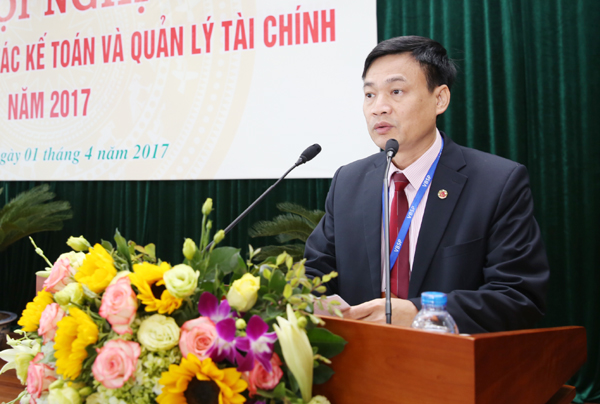 Phó Tổng Giám đốc Bùi Quang Vinh trình bày báo cáo kết quả hoạt động quý I/2017