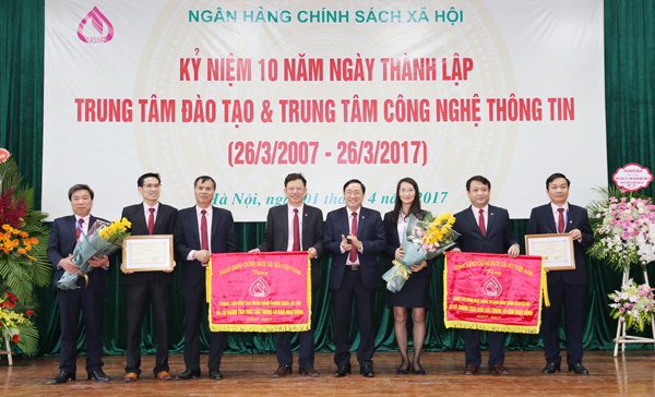 Tổng Giám đốc Dương Quyết Thắng chúc mừng Trung tâm Đào tạo và Trung tâm CNTT