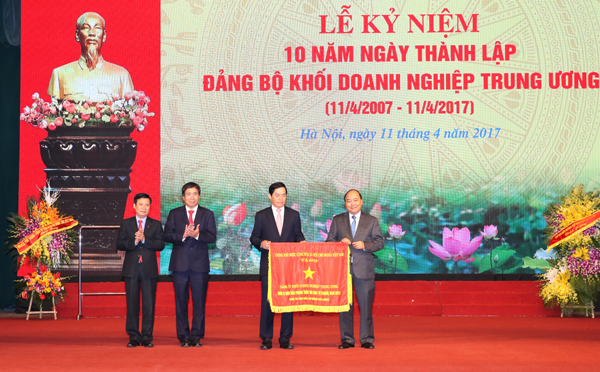Thủ tướng Chính phủ trao Cờ thi đua của Chính phủ cho Đảng bộ Khối Doanh nghiệp Trung ương